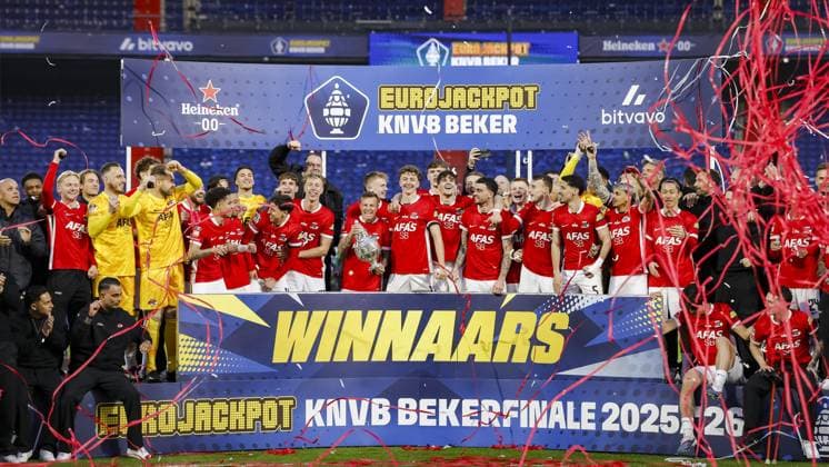 ROTTERDAM - Players and staff of AZ celebrate the cup victory after the KNVB Cup final match between AZ and NEC at De Kuip Stadium on April 19, 2026, in Rotterdam, the Netherlands. ROBIN VAN LONKHUIJSEN ANP Dutch KNVB Beker FINAL 2025-2026 xVIxANPxSportx xxANPxIVx 556233778 originalFilename: 556233778.jpg