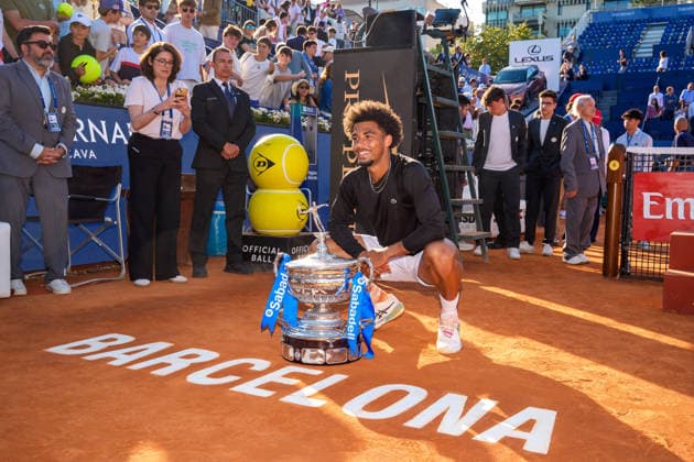 Barcelona Open Banc Sabadell 2026 - Day Seven Arthur Fils receives the champion trophy after defeating Andrey Rublev in the final of the Barcelona Open Banc Sabadell 73rd Conde de Godo Trophy, played at Real Club de Tenis Barcelona 1899, in Barcelona, Spain, on April 19, 2026. Barcelona Barcelona Spain  Copyright: xUrbanandsportx originalFilename:urbanandsport-filswins260419_npxwS.jpg