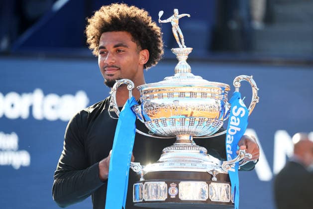 Barcelona Open Banc Sabadell 2026 - Day Seven Arthur Fils receives the champion trophy after defeating Andrey Rublev in the final of the Barcelona Open Banc Sabadell 73rd Conde de Godo Trophy, played at Real Club de Tenis Barcelona 1899, in Barcelona, Spain, on April 19, 2026. Barcelona Barcelona Spain  Copyright: xUrbanandsportx originalFilename:urbanandsport-filswins260419_np42l.jpg