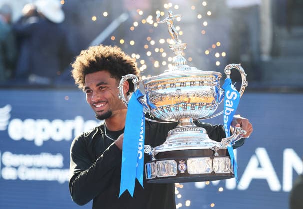 Barcelona Open Banc Sabadell 2026 - Day Seven Arthur Fils receives the champion trophy after defeating Andrey Rublev in the final of the Barcelona Open Banc Sabadell 73rd Conde de Godo Trophy, played at Real Club de Tenis Barcelona 1899, in Barcelona, Spain, on April 19, 2026. Barcelona Barcelona Spain  Copyright: xUrbanandsportx originalFilename:urbanandsport-filswins260419_npELn.jpg