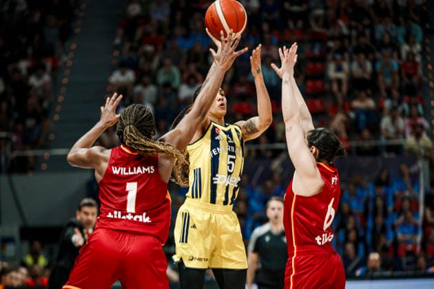 ESP Galatasaray Cagdas Faktoring v Fenerbahce Opet Final game Euroleague Women Final Six 2026 Gabby Williams, Goksen Fitik and Elizabeth Williams during the Euroleague Women final game between Galatasaray Cagdas Faktoring and Fenerbahce Opet played at Principe Felipe Arena on April 19, 2026 in Zaragoza, Spain Zaragoza Spain Basketball Copyright: xDanielxMarzo AgenciaxLOFx