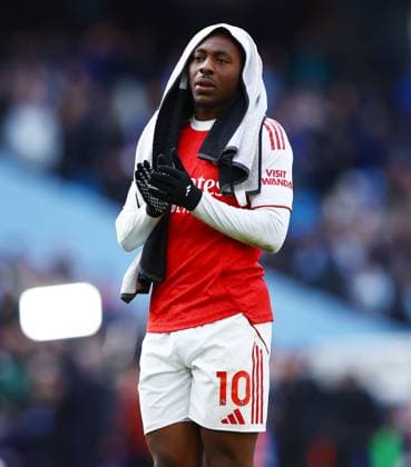 Eberechi Eze of Arsenal thanks the fans at the end of the match Manchester City v Arsenal, Premier League, Football, Etihad Stadium, Manchester, UK - 19 Apr 2026Manchester Etihad Stadium United Kingdom EDITORIAL USE ONLY No use with unauthorised audio, video, data, fixture lists, club league logos or live services. Online in-match use limited to 120 images, no video emulation. No use in betting, games or single club league player publications. Copyright: xMattxWest Shutterstockx 16836204bd