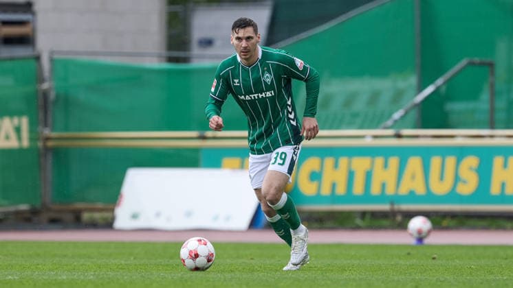 Maximilian Wöber (SV Werder Bremen II, 39) am Ball, Freisteller, Einzelbild, Ganzkörper, Aktion, Action, Spielszene, 19.04.2026, Bremen (Deutschland), Fussball, Regionalliga Nord, SV Werder Bremen II - Bremer SV *** Maximilian Wöber SV Werder Bremen II, 39 on the ball, cropped, single image, full body, action, action scene, 19 04 2026, Bremen Germany , Football, Regionalliga Nord, SV Werder Bremen II Bremer SV xobx