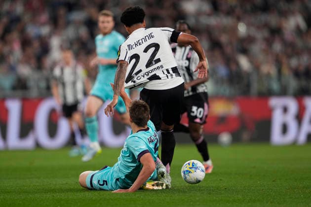Bologna s Helland fights for the ball with JuventusÕ Weston McKennie during the Serie A soccer match between Juventus Fc and Bologna the Juventus Stadium in Turin, north west Italy - April 19, 2026. - Soccer  Copyright: xFabioxFerrari LaPressex