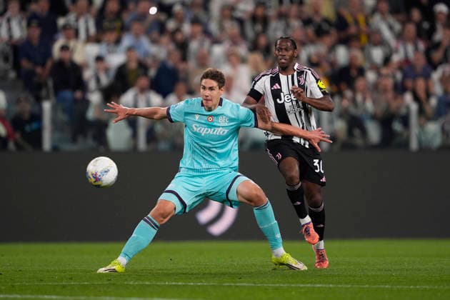 Bologna s Helland fights for the ball with JuventusÕ Jonathan David during the Serie A soccer match between Juventus Fc and Bologna the Juventus Stadium in Turin, north west Italy - April 19, 2026. - Soccer  Copyright: xFabioxFerrari LaPressex