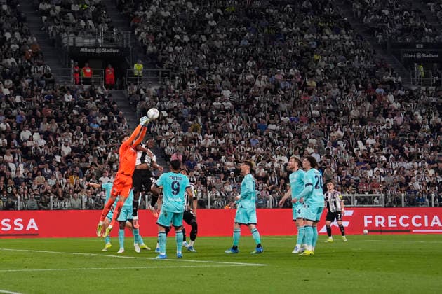 Bologna s goalkeeper Federico Ravaglia during the Serie A soccer match between Juventus Fc and Bologna the Juventus Stadium in Turin, north west Italy - April 19, 2026. - Soccer  Copyright: xFabioxFerrari LaPressex