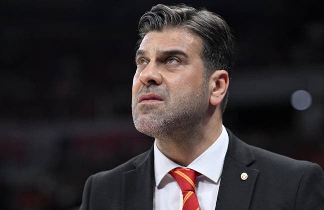 Galatasaray Cagdas Faktoring v Fenerbahce Opet - FIBA EuroLeague Women ZARAGOZA, SPAIN - APRIL 19: Head coach Firat Okul of Fenerbahce Opet follows the FIBA Women s EuroLeague Final Six final match between Galatasaray Cagdas Faktoring and Fenerbahce Opet at Principe Felipe Arena in Zaragoza, Spain, on April 19, 2026. Burak Akbulut Anadolu Zaragoza Spain. Editorial use only. Please get in touch for any other usage.  Copyright: x2026xAnadoluxBurakxAkbulutx