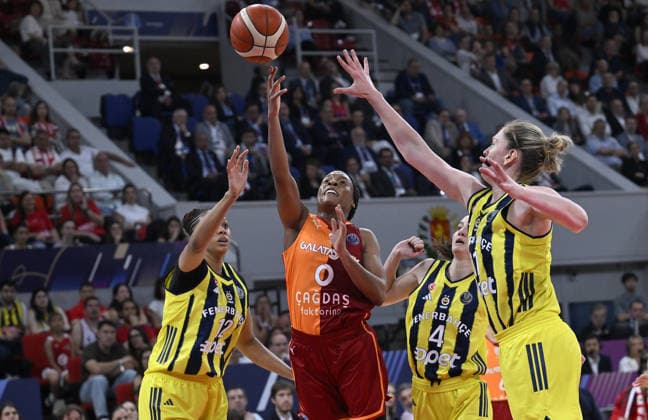 Galatasaray Cagdas Faktoring v Fenerbahce Opet - FIBA EuroLeague Women ZARAGOZA, SPAIN - APRIL 19: Kamiah Smalls (2nd L) of Galatasaray Cagdas Faktoring in action against Iliana Rupert (L) of Fenerbahce Opet during the FIBA Women s EuroLeague Final Six final match between Galatasaray Cagdas Faktoring and Fenerbahce Opet at Principe Felipe Arena in Zaragoza, Spain, on April 19, 2026. Burak Akbulut Anadolu Zaragoza Spain. Editorial use only. Please get in touch for any other usage.  Copyright: x2026xAnadoluxBurakxAkbulutx