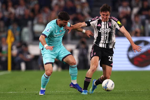 Riccardo Orsolini (Bologna Fc) und Andrea Cambiaso (Juventus FC) battle for the ball, Serie A, Juventus FC v Bologna FC 1909 , Allianz Stadium, April 19, 2026, Turin, Italy.
