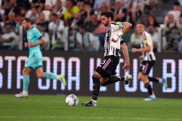 Manuel Locatelli (Juventus Fc) controls the ball, Serie A, Juventus FC v Bologna FC 1909 , Allianz Stadium, April 19, 2026, Turin, Italy.