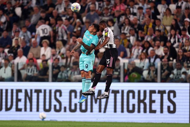Santiago Castro (Bologna Fc) und Pierre Kalulu (Juventus FC) battle for the ball, Serie A, Juventus FC v Bologna FC 1909 , Allianz Stadium, April 19, 2026, Turin, Italy.