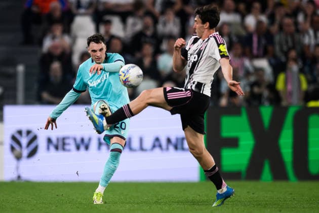 Juventus FC v Bologna FC - Serie A Nadir Zortea of Bologna FC competes for the ball with Andrea Cambiaso of Juventus FC during the Serie A football match between Juventus FC and Bologna FC. Turin Italy Copyright: xNicolòxCampox