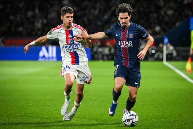 April 19, 2026, Paris, France, France: Khalis MERAH of Lyon and Vitor MACHADO FERREIRA (Vitinha) of PSG during the Ligue 1 match between Paris Saint-Germain (PSG) and Olympique Lyonnais (OL) at Parc des Princes Stadium on April 19, 2026 in Paris, France. Paris Saint-Germain V Olympique Lyonnais - Ligue 1  - ZUMAm308 20260419_zsp_m308_007 Copyright: xMatthieuxMirvillex