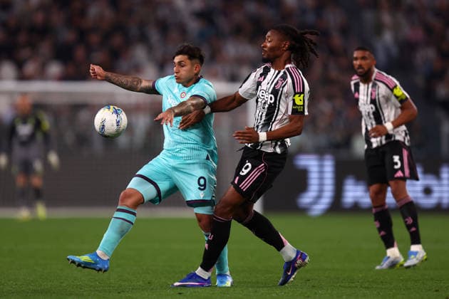 Santiago Castro (Bologna Fc) und Khephren Thuram (Juventus FC) battle for the ball, Serie A, Juventus FC v Bologna FC 1909 , Allianz Stadium, April 19, 2026, Turin, Italy.