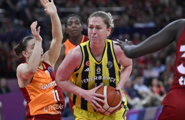 Galatasaray Cagdas Faktoring v Fenerbahce Opet - FIBA EuroLeague Women ZARAGOZA, SPAIN - APRIL 19: Derin Erdogan (L) of Galatasaray Cagdas Faktoring in action against Emma Meesseman (R) of Fenerbahce Opet during the FIBA Women s EuroLeague Final Six final match between Galatasaray Cagdas Faktoring and Fenerbahce Opet at Principe Felipe Arena in Zaragoza, Spain, on April 19, 2026. Burak Akbulut Anadolu Zaragoza Spain. Editorial use only. Please get in touch for any other usage.  Copyright: x2026xAnadoluxBurakxAkbulutx