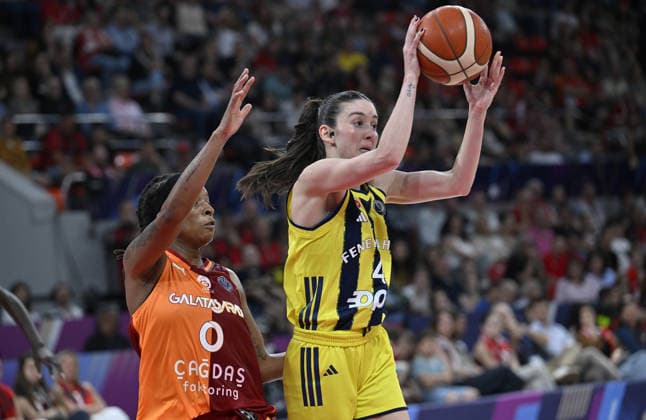Galatasaray Cagdas Faktoring v Fenerbahce Opet - FIBA EuroLeague Women ZARAGOZA, SPAIN - APRIL 19: Kamiah Smalls (L) of Galatasaray Cagdas Faktoring in action against Olcay Cakir (R) of Fenerbahce Opet during the FIBA Women s EuroLeague Final Six final match between Galatasaray Cagdas Faktoring and Fenerbahce Opet at Principe Felipe Arena in Zaragoza, Spain, on April 19, 2026. Burak Akbulut Anadolu Zaragoza Spain. Editorial use only. Please get in touch for any other usage.  Copyright: x2026xAnadoluxBurakxAkbulutx