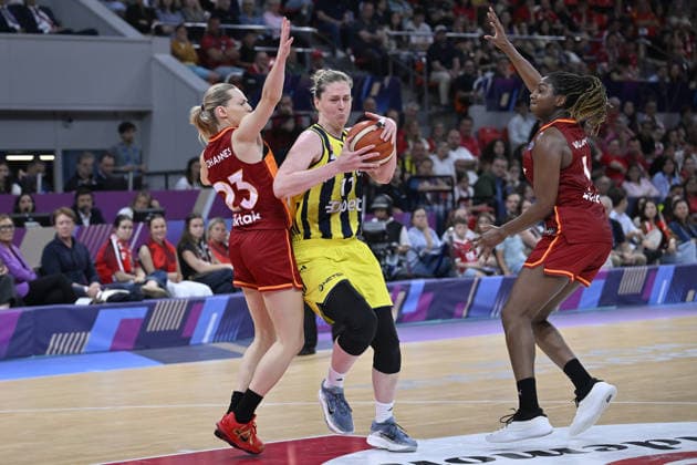 Galatasaray Cagdas Faktoring v Fenerbahce Opet - FIBA EuroLeague Women ZARAGOZA, SPAIN - APRIL 19: Mariene Johannes (L) of Galatasaray Cagdas Faktoring in action against Emma Meesseman (R) of Fenerbahce Opet during the FIBA Women s EuroLeague Final Six final match between Galatasaray Cagdas Faktoring and Fenerbahce Opet at Principe Felipe Arena in Zaragoza, Spain, on April 19, 2026. Burak Akbulut Anadolu Zaragoza Spain. Editorial use only. Please get in touch for any other usage.  Copyright: x2026xAnadoluxBurakxAkbulutx