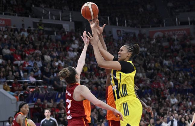 Galatasaray Cagdas Faktoring v Fenerbahce Opet - FIBA EuroLeague Women ZARAGOZA, SPAIN - APRIL 19: Elif Bayram (L) of Galatasaray Cagdas Faktoring in action against Iliana Rupert (L) of Fenerbahce Opet during the FIBA Women s EuroLeague Final Six final match between Galatasaray Cagdas Faktoring and Fenerbahce Opet at Principe Felipe Arena in Zaragoza, Spain, on April 19, 2026. Burak Akbulut Anadolu Zaragoza Spain. Editorial use only. Please get in touch for any other usage.  Copyright: x2026xAnadoluxBurakxAkbulutx