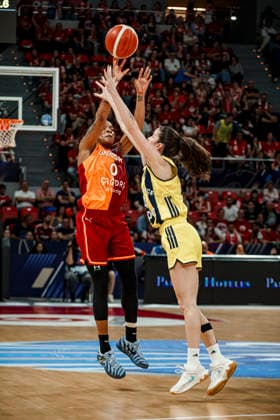 ESP Galatasaray Cagdas Faktoring v Fenerbahce Opet Final game Euroleague Women Final Six 2026 Kamiah Smalls and Fenerbahce Opet during the Euroleague Women final game between Galatasaray Cagdas Faktoring and Fenerbahce Opet played at Principe Felipe Arena on April 19, 2026 in Zaragoza, Spain Zaragoza Spain Basketball Copyright: xDanielxMarzo AgenciaxLOFx