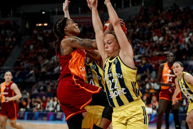 ESP Galatasaray Cagdas Faktoring v Fenerbahce Opet Final game Euroleague Women Final Six 2026 Kamiah Smalls and Julie Allemand during the Euroleague Women final game between Galatasaray Cagdas Faktoring and Fenerbahce Opet played at Principe Felipe Arena on April 19, 2026 in Zaragoza, Spain Zaragoza Spain Basketball Copyright: xDanielxMarzo AgenciaxLOFx