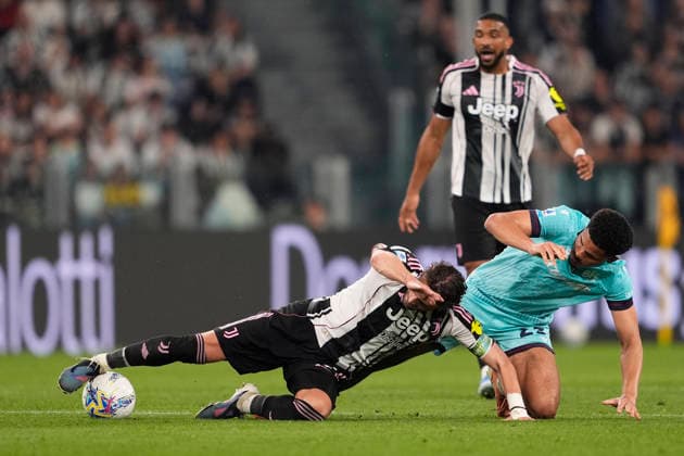 Juventus Manuel Locatelli fights for the ball with Bologna s Jesper Karlsson during the Serie A soccer match between Juventus Fc and Bologna the Juventus Stadium in Turin, north west Italy - April 19, 2026. - Soccer  Copyright: xFabioxFerrari LaPressex
