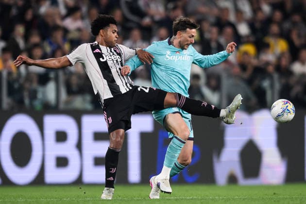 Juventus FC v Bologna FC - Serie A Federico Bernardeschi of Bologna FC competes for the ball with Weston McKennie of Juventus FC during the Serie A football match between Juventus FC and Bologna FC. Turin Italy Copyright: xNicolòxCampox