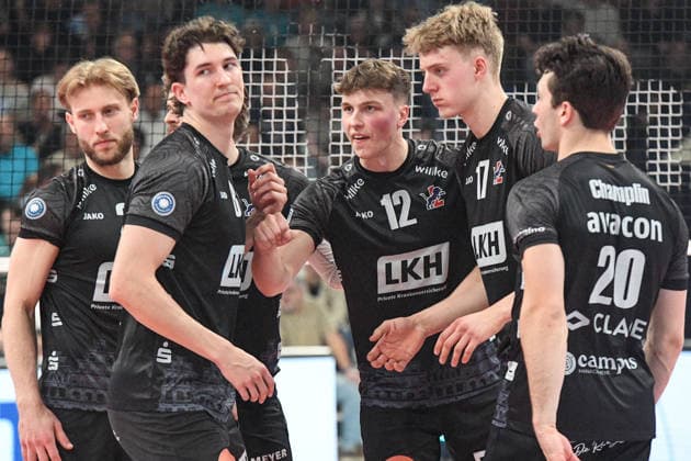The players of SVG Lüneburg pensive, brooding, worried, pessimistic, 19 04 2026, Düren Germany , Volleyball, 1 Bundesliga Men, Semi-final playoff, SWD Powervolleys Düren SVG Lüneburg xmhx