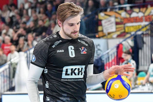 Jackson Clifford Howe SVG Lüneburg, 5 on serve, free shot, single frame, action, action, 19 04 2026, Düren Germany , Volleyball, 1 Bundesliga Men, Semifinal Playoff, SWD Powervolleys Düren SVG Lüneburg xmhx