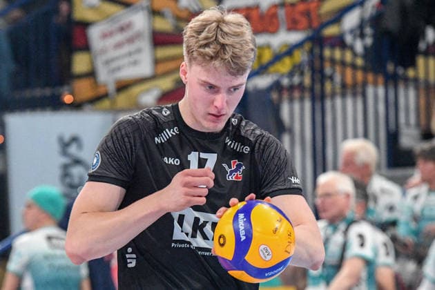 Axel Valentin Enlund SVG Lüneburg, 14 on serve, cutout, single frame, action, action, 19 04 2026, Düren Germany , Volleyball, 1 Bundesliga Men, Semifinal Playoff, SWD Powervolleys Düren SVG Lüneburg xmhx