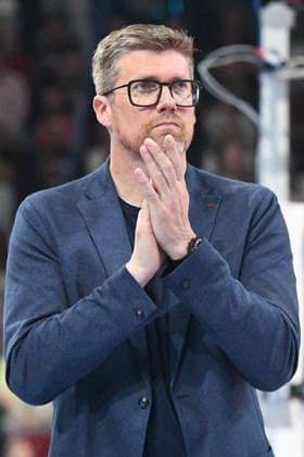 Stefan Hübner coach SVG Lüneburg claps his hands, clapping, applause, applauds, motivates the team, motivation, 19 04 2026, Düren Germany , volleyball, 1 Bundesliga men, semi-final playoff, SWD Powervolleys Düren SVG Lüneburg xmhx