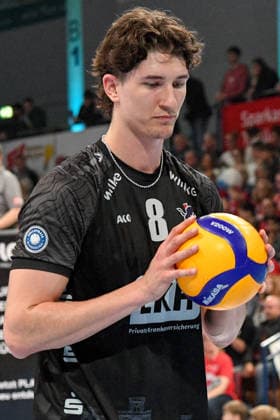 Cole Matthew Young SVG Lüneburg, 8 on serve, free shot, single frame, action, action, 19 04 2026, Düren Germany , Volleyball, 1 Bundesliga Men, Semifinal Playoff, SWD Powervolleys Düren SVG Lüneburg xmhx