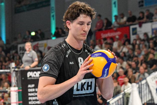Cole Matthew Young SVG Lüneburg, 8 on serve, free shot, single frame, action, action, 19 04 2026, Düren Germany , Volleyball, 1 Bundesliga Men, Semifinal Playoff, SWD Powervolleys Düren SVG Lüneburg xmhx