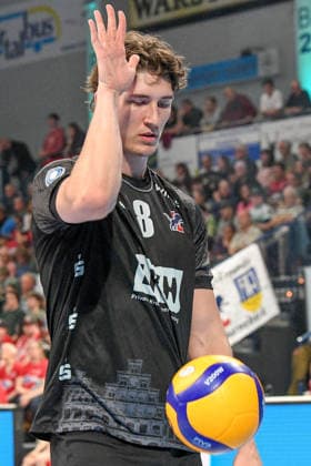 Cole Matthew Young SVG Lüneburg, 8 on serve, free shot, single frame, action, action, 19 04 2026, Düren Germany , Volleyball, 1 Bundesliga Men, Semifinal Playoff, SWD Powervolleys Düren SVG Lüneburg xmhx