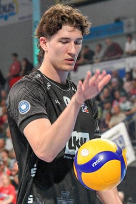 Cole Matthew Young SVG Lüneburg, 8 on serve, free shot, single frame, action, action, 19 04 2026, Düren Germany , Volleyball, 1 Bundesliga Men, Semifinal Playoff, SWD Powervolleys Düren SVG Lüneburg xmhx