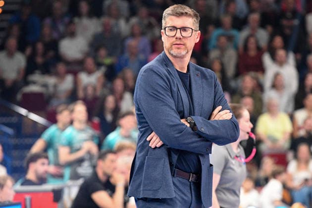 Stefan Hübner coach SVG Lüneburg single picture, action, action, 19 04 2026, Düren Germany , Volleyball, 1 Bundesliga men, semi-final playoff, SWD Powervolleys Düren SVG Lüneburg xmhx