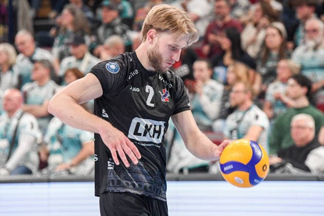 Daniel Gruvaeus SVG Lüneburg, 2 on serve, free frame, single frame, action, action, 19 04 2026, Düren Germany , Volleyball, 1 Bundesliga Men, Semifinal Playoff, SWD Powervolleys Düren SVG Lüneburg xmhx