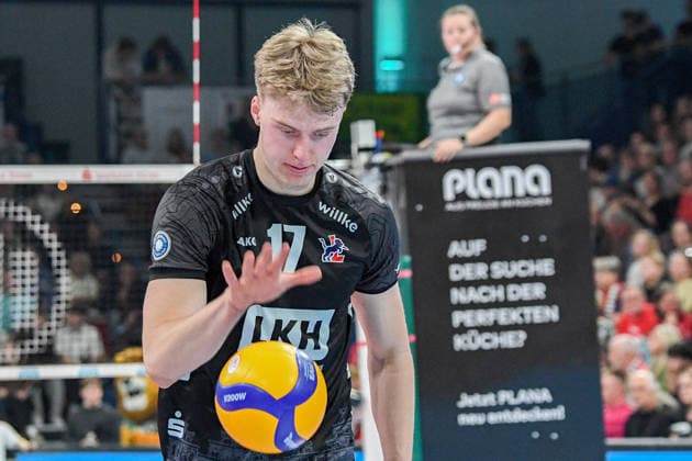 Axel Valentin Enlund SVG Lüneburg, 17 on serve, cutout, single frame, action, action, 19 04 2026, Düren Germany , Volleyball, 1 Bundesliga Men, Semifinal Playoff, SWD Powervolleys Düren SVG Lüneburg xmhx