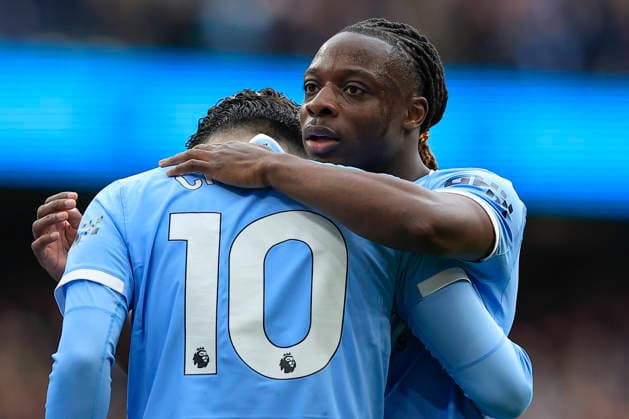 Manchester City v Arsenal, Premier League Jeremy Doku (11) of Manchester City congratulates Rayan Cherki (10) of Manchester City after he scored to make it 1-0 during the Premier League match between Manchester City and Arsenal at the Etihad Stadium, Manchester, UK on 19 April 2026. Manchester Etihad Stadium Manchester UK Editorial use only DataCo restrictions apply See www.football-dataco.com , Copyright: xConorxMolloyx PSI-24102-0176