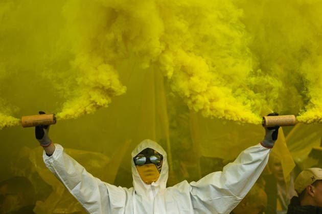 260419 En Häcken supporter med pyroteknik inför fotbollsmatchen i Allsvenskan mellan Häcken och GAIS den 19 april 2026 i Göteborg. *** 260419 A Häcken supporter with pyrotechnics before the football match in Allsvenskan between Häcken and GAIS on April 19, 2026 in Gothenburg  Copyright: MICHAELxERICHSEN BB260419MI159