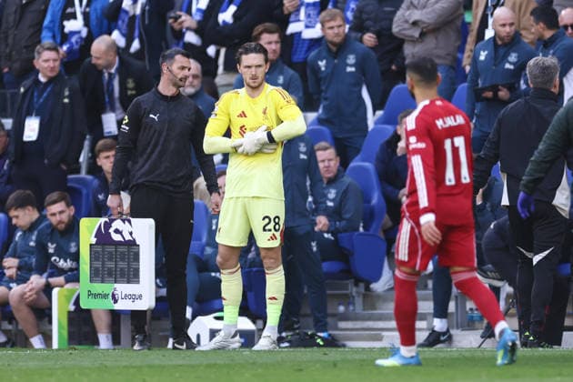 Everton gegen Liverpool 19. April 2026, Liverpool Premier League Fußball Everton gegen Liverpool Liverpools Torhüter Freddie Woodman wartet darauf, ausgewechselt zu werden Foto Jacques Feeney Abseits Liverpool UK  Copyright: xJacquesxFeeneyx xOffsidexOffside