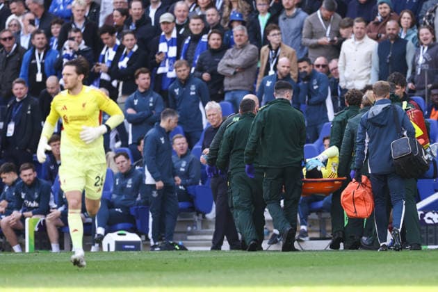 Everton gegen Liverpool 19. April 2026, Liverpool Premier League Fußball Everton gegen Liverpool Liverpools Torhüter Giorgi Mamardashvili wird auf der Trage ausgewechselt, während Liverpools Torhüter Freddie Woodman als Ersatz eingewechselt wird Foto Jacques Feeney Offside Liverpool UK  Copyright: xJacquesxFeeneyx xOffsidexOffside