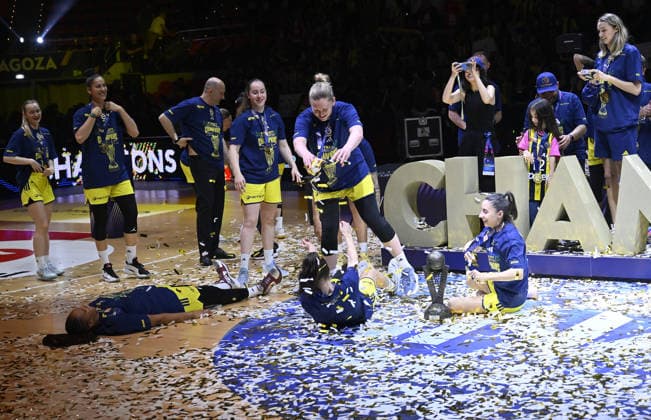 Galatasaray Cagdas Faktoring v Fenerbahce Opet - FIBA EuroLeague Women ZARAGOZA, SPAIN - APRIL 19: Fenerbahce Opet players celebrate their victory at the end of the FIBA Women s EuroLeague Final Six final match between Galatasaray Cagdas Faktoring and Fenerbahce Opet at Principe Felipe Arena in Zaragoza, Spain, on April 19, 2026. Burak Akbulut Anadolu Aragon Spain. Editorial use only. Please get in touch for any other usage.  Copyright: x2026xAnadoluxBurakxAkbulutx