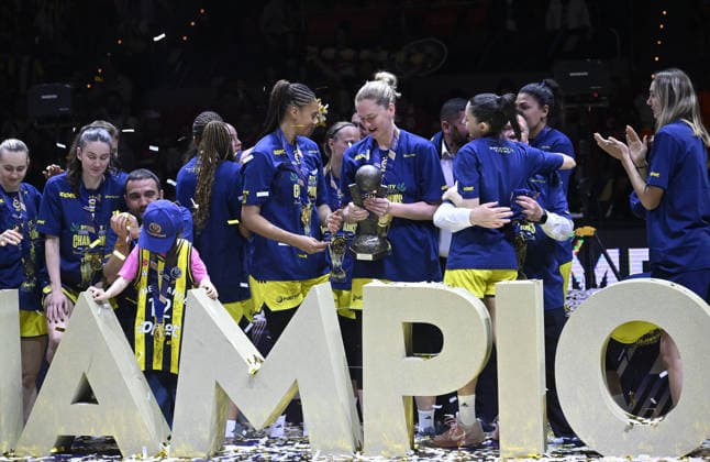 Galatasaray Cagdas Faktoring v Fenerbahce Opet - FIBA EuroLeague Women ZARAGOZA, SPAIN - APRIL 19: Fenerbahce Opet players celebrate their victory at the end of the FIBA Women s EuroLeague Final Six final match between Galatasaray Cagdas Faktoring and Fenerbahce Opet at Principe Felipe Arena in Zaragoza, Spain, on April 19, 2026. Burak Akbulut Anadolu Aragon Spain. Editorial use only. Please get in touch for any other usage.  Copyright: x2026xAnadoluxBurakxAkbulutx