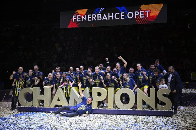 Galatasaray Cagdas Faktoring v Fenerbahce Opet - FIBA EuroLeague Women ZARAGOZA, SPAIN - APRIL 19: Fenerbahce Opet players celebrate their victory at the end of the FIBA Women s EuroLeague Final Six final match between Galatasaray Cagdas Faktoring and Fenerbahce Opet at Principe Felipe Arena in Zaragoza, Spain, on April 19, 2026. Burak Akbulut Anadolu Aragon Spain. Editorial use only. Please get in touch for any other usage.  Copyright: x2026xAnadoluxBurakxAkbulutx