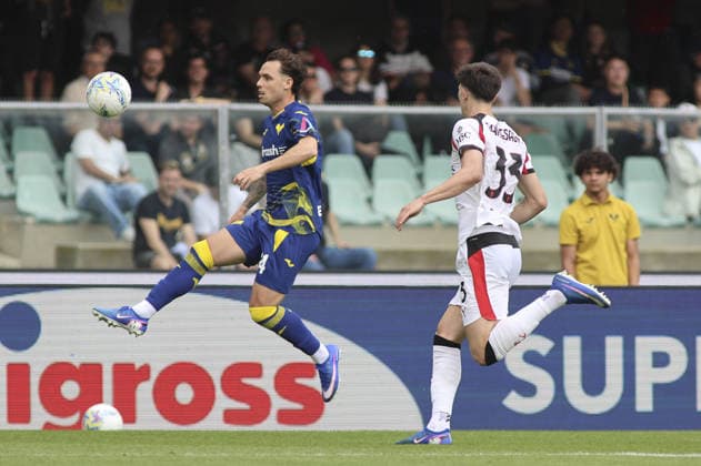 Pol Lirola of Hellas Verona competes for the ball with Davide Bartesaghi of AC Milan during Hellas Verona FC vs AC Milan, 33Â° Serie A Enilive 2025-26 game at Marcantonio Bentegodi stadium in Verona (VR), Italy, on April 19, 2026.  Copyright: xDavidexCasentini IPAxSportx xipa-agency.netx xx IPA_74090076 IPA_Agency_IPA74090076