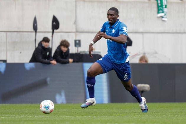 19 04 2026, xgrfx, Soccer 2 Bundesliga, SpVgg Greuther Fuerth SV Darmstadt 98 v l Patric Pfeiffer SV Darmstadt DFL DFB REGULATIONS PROHIBIT ANY USE OF PHOTOGRAPHS as IMAGE SEQUENCES and or QUASI VIDEO Fuerth