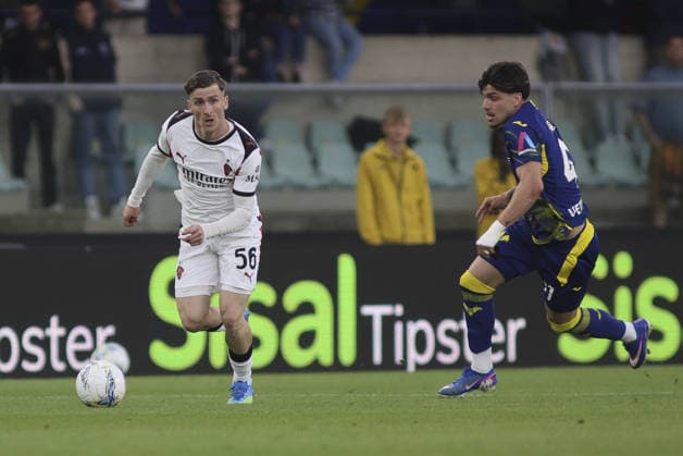 Alexis Saelemaekers of AC Milan competes for the ball with Isaac Aguiar Tomich of Hellas Verona FC during Hellas Verona FC vs AC Milan, 33Â° Serie A Enilive 2025-26 game at Marcantonio Bentegodi stadium in Verona (VR), Italy, on April 19, 2026.  Copyright: xDavidexCasentini IPAxSportx xipa-agency.netx xx IPA_74090051 IPA_Agency_IPA74090051