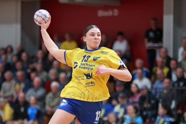 Handball, 2 Alsco HBF HC Leipzig SG 09 Kirchhof 19 04 2026 Laura Klocke 13, HC Leipzig throws 2 Alsco Handball Bundesliga Women, HBF, Season 2025 2026, 24 Matchday HC Leipzig vs SG 09 Kirchhof on 19 04 2026 at Sporthalle Brüderstraße Leipzig Copyright: xBEAUTIFULxSPORTS JanxKaeferx