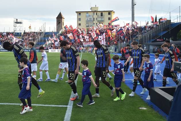 Players enter the field during Pisa SC vs Genoa CFC, Italian soccer Serie A match in Pisa, Italy, April 19 2026  Copyright: xGabrielexMasotti IPAxSportx xipa-agency.netx xx IPA_74090184 IPA_Agency_IPA74090184