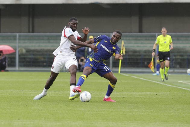 Jean-Daniel Akpa Akpro of Hellas Verona FC battle for the ball with Youssouf Fofana of AC Milan during Hellas Verona FC vs AC Milan, 33Â° Serie A Enilive 2025-26 game at Marcantonio Bentegodi stadium in Verona (VR), Italy, on April 19, 2026.  Copyright: xDavidexCasentini IPAxSportx xipa-agency.netx xx IPA_74090066 IPA_Agency_IPA74090066